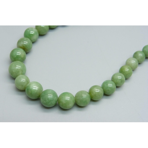1038 - A jade necklace with a 9ct gold fastener, 42g