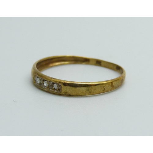 1041 - A 9ct gold three stone diamond ring, 0.7g, O