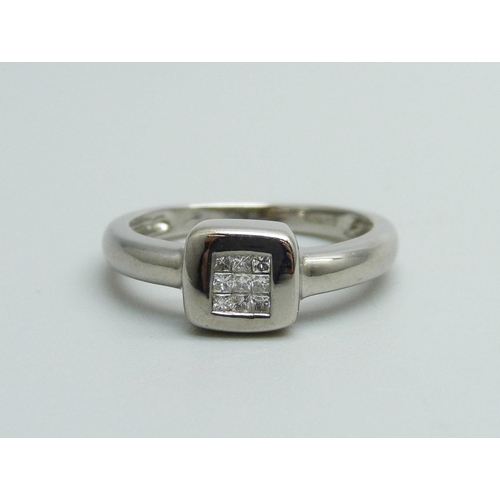 1043 - An 18ct white gold and nine stone diamond ring, 4.1g, L