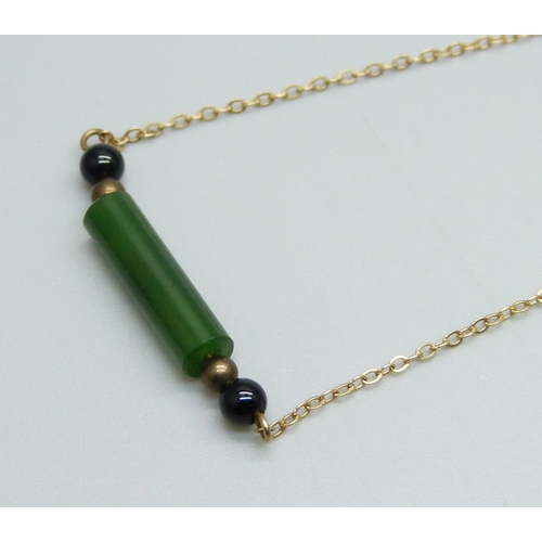 1049 - A 9ct gold necklace with jade and onyx detail, 2.4g, 36cm