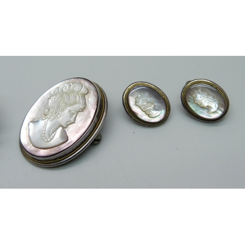 1054 - A silver cameo bracelet, ring, brooch and earrings