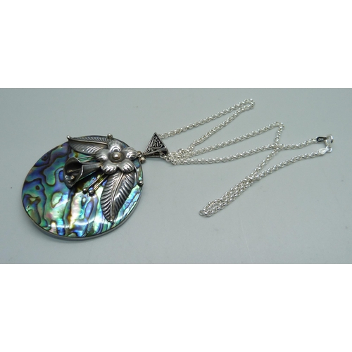 1062 - A silver mounted abalone pendant and chain