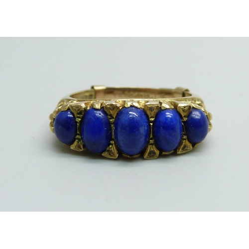 1065 - A 9ct gold ring set with five cabochon lapis lazuli stones, 5.8g, O