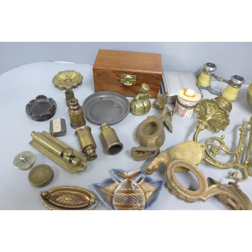 1152 - Brass sconces, etc. **PLEASE NOTE THIS LOT IS NOT ELIGIBLE FOR IN-HOUSE POSTING AND PACKING**