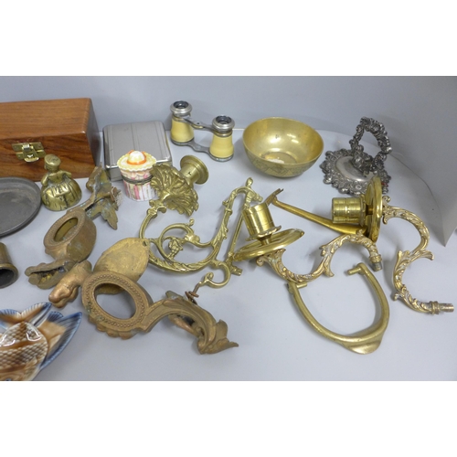 1152 - Brass sconces, etc. **PLEASE NOTE THIS LOT IS NOT ELIGIBLE FOR IN-HOUSE POSTING AND PACKING**