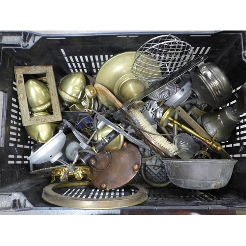 1160 - A box of brass and other metalwares **PLEASE NOTE THIS LOT IS NOT ELIGIBLE FOR IN-HOUSE POSTING AND ... 