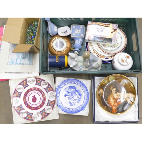 1189 - A box of mixed china including a Lladro figure, a/f, china plates, Coalport, Wedgwood Jasperware, ma... 