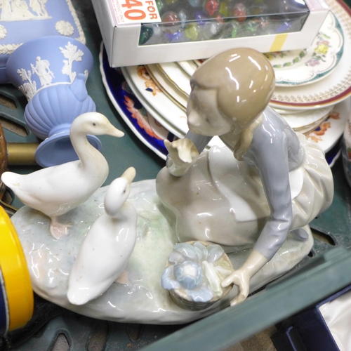 1189 - A box of mixed china including a Lladro figure, a/f, china plates, Coalport, Wedgwood Jasperware, ma... 