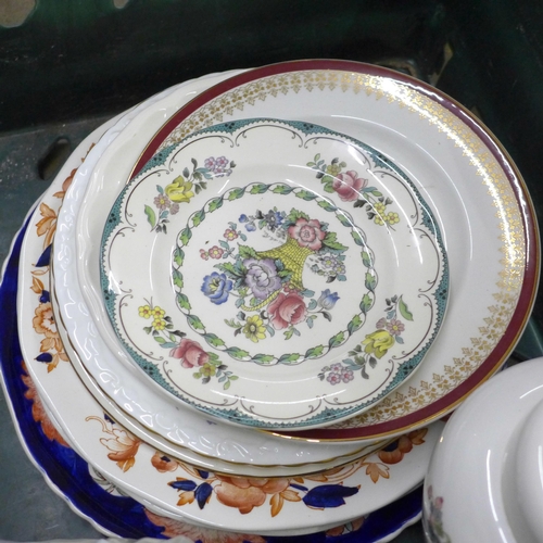 1189 - A box of mixed china including a Lladro figure, a/f, china plates, Coalport, Wedgwood Jasperware, ma... 