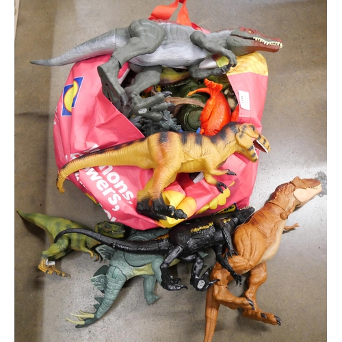 1194 - A collection of model dinosaurs including Schleich, 'Jurassic Park' **PLEASE NOTE THIS LOT IS NOT EL... 