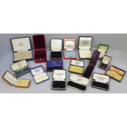 631 - A collection of vintage jewellery boxes