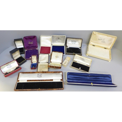 639 - A collection of vintage jewellery boxes