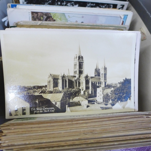 661 - A large quantity of postcards, early-mid 20th Century onwards
