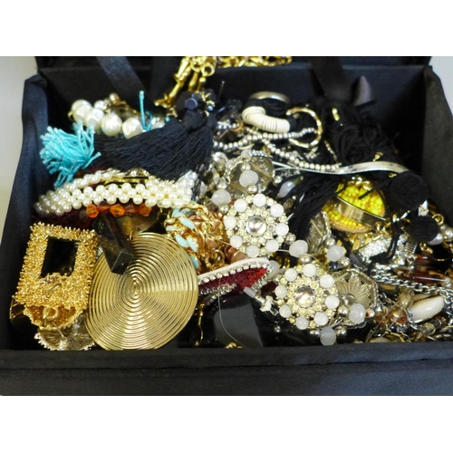 672 - A box of vintage costume jewellery