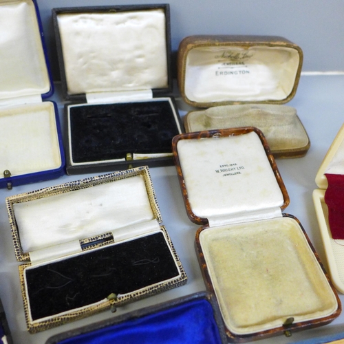 680 - A collection of vintage jewellery boxes
