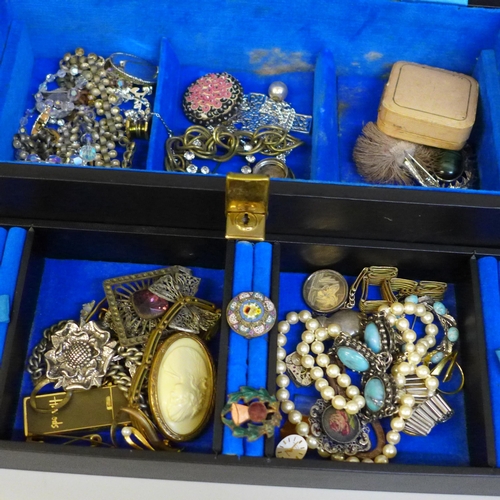 684 - A box of vintage costume jewellery