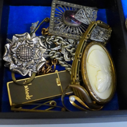 684 - A box of vintage costume jewellery
