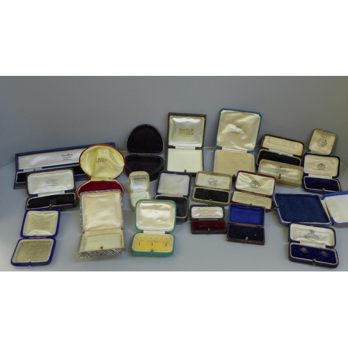 690 - A collection of vintage jewellery boxes