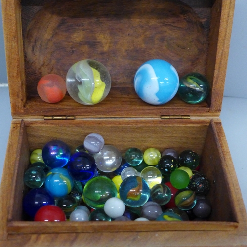 709 - A collection of marbles in a wooden box