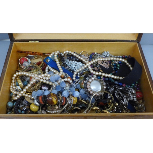 710 - A box of vintage costume jewellery