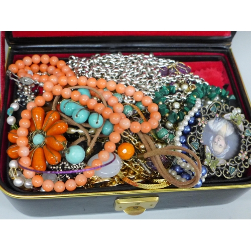 723 - A box of vintage costume jewellery