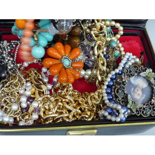 723 - A box of vintage costume jewellery