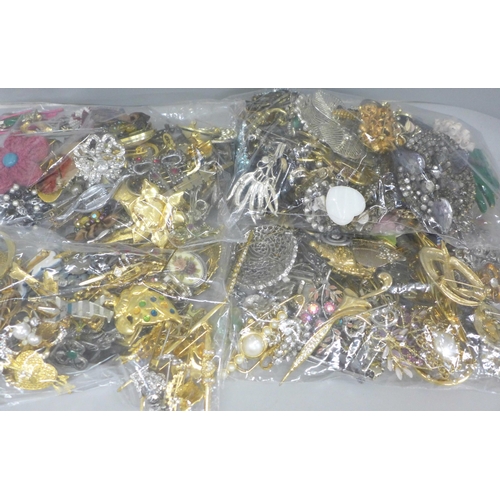 740 - Assorted costume brooches (some a/f)