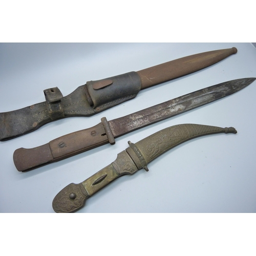 758 - A bayonet with scabbard and a dagger with scabbard