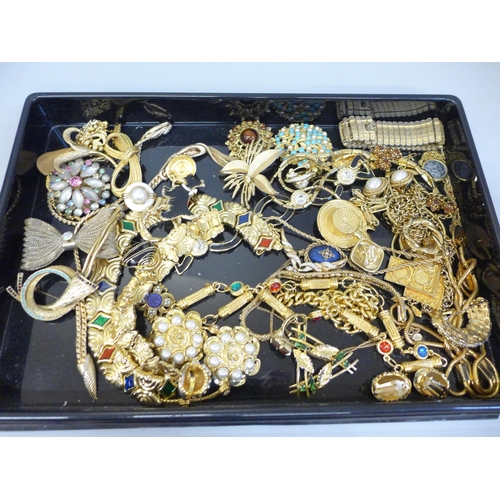 779 - A collection of gold tone jewellery
