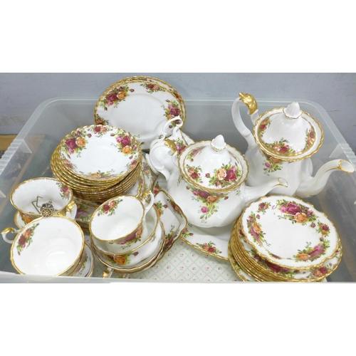 817 - A collection of Royal Albert Old Country Roses tea and dinner wares **PLEASE NOTE THIS LOT IS NOT EL... 