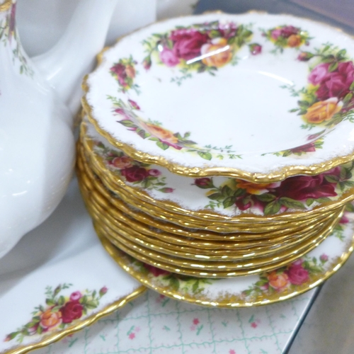 817 - A collection of Royal Albert Old Country Roses tea and dinner wares **PLEASE NOTE THIS LOT IS NOT EL... 