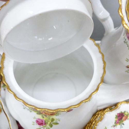 817 - A collection of Royal Albert Old Country Roses tea and dinner wares **PLEASE NOTE THIS LOT IS NOT EL... 