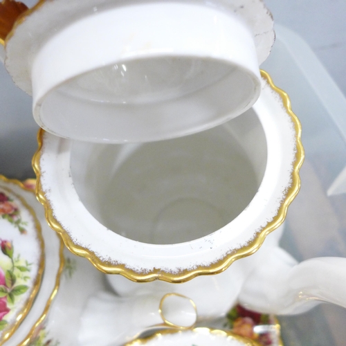 817 - A collection of Royal Albert Old Country Roses tea and dinner wares **PLEASE NOTE THIS LOT IS NOT EL... 