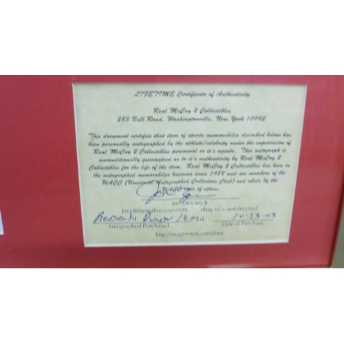 827 - Two signed boxing displays - Roberta Durán, Floyd Patterson