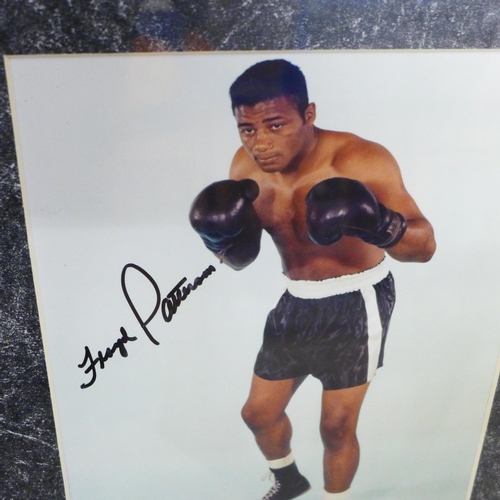 827 - Two signed boxing displays - Roberta Durán, Floyd Patterson