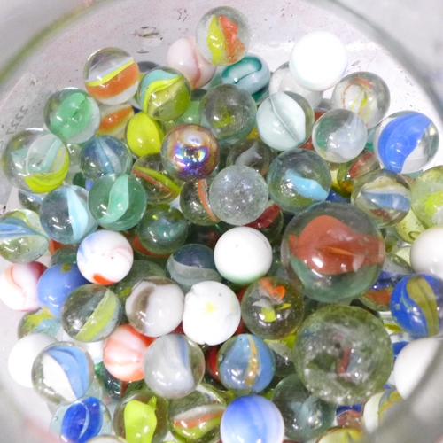 828 - A collection of marbles in a glass jar **PLEASE NOTE THIS LOT IS NOT ELIGIBLE FOR IN-HOUSE POSTING A... 