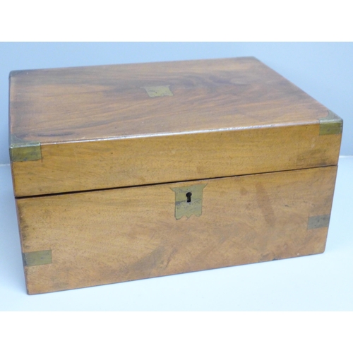 840 - A walnut inlaid writing box/slope