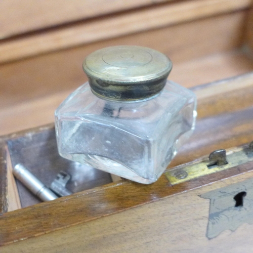 840 - A walnut inlaid writing box/slope