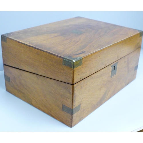 840 - A walnut inlaid writing box/slope