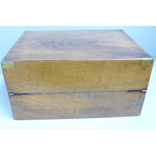 840 - A walnut inlaid writing box/slope