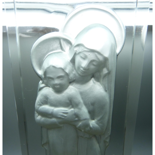 860 - A Rene Lalique crystal block, mother and child, Vierge a L'Enfant, with wooden base, 34cm, chip to l... 