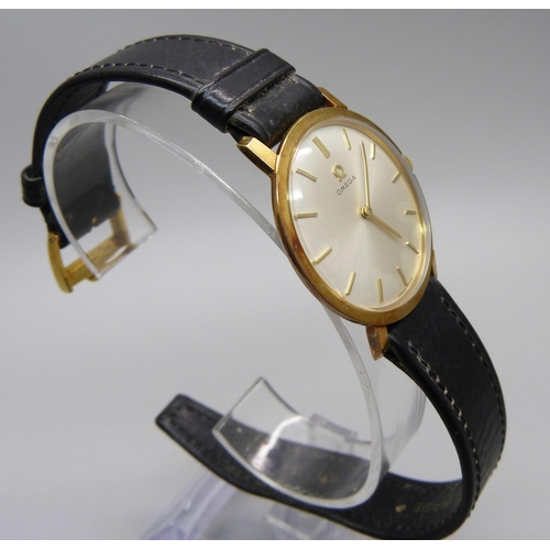 869 - An Omega wristwatch with a leather strap and gold plated Omega buckle, boxed and with paperwork, 31m... 