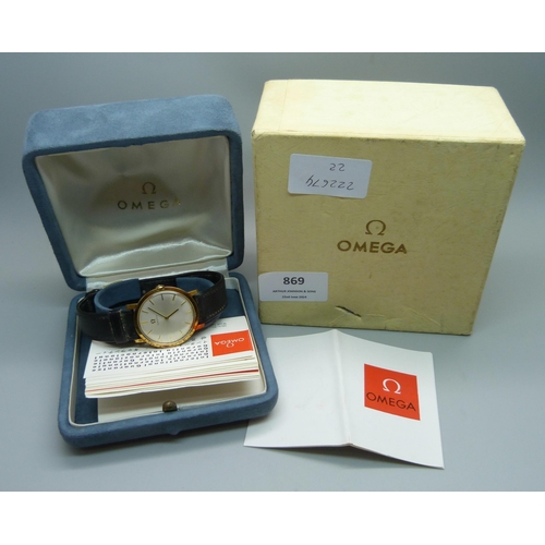 869 - An Omega wristwatch with a leather strap and gold plated Omega buckle, boxed and with paperwork, 31m... 