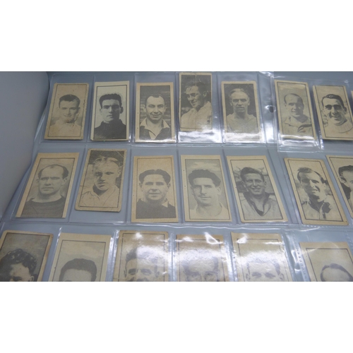 872 - Football trade cards, Clifford Footballers (1948), including Bill Shankly rookie card, 40