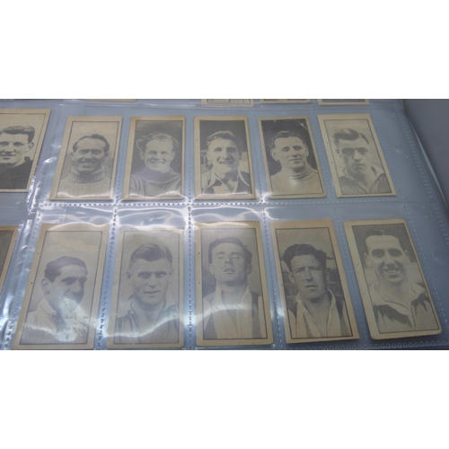 872 - Football trade cards, Clifford Footballers (1948), including Bill Shankly rookie card, 40