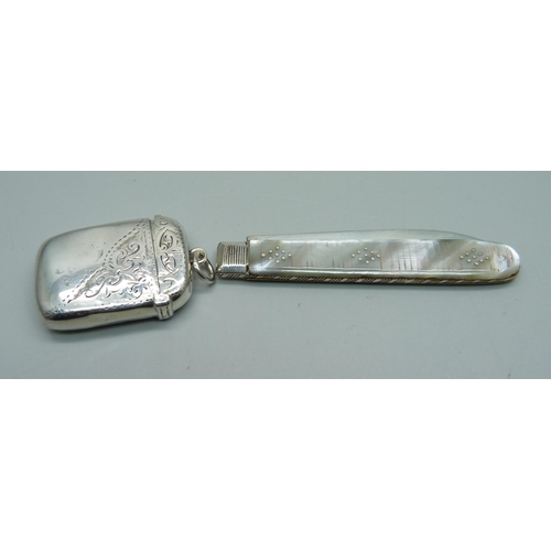 876 - A silver vesta case, Birmingham 1897 and a silver bladed fruit knife, Sheffield 1814