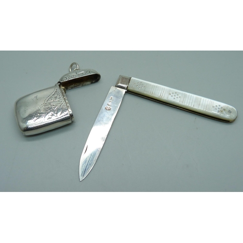 876 - A silver vesta case, Birmingham 1897 and a silver bladed fruit knife, Sheffield 1814