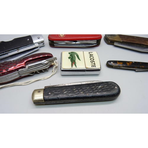 885 - A collection of pocket knives and a lighter