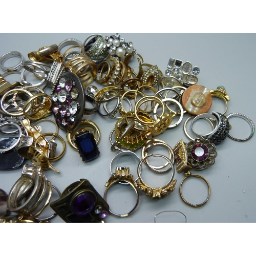 886 - A collection of costume rings