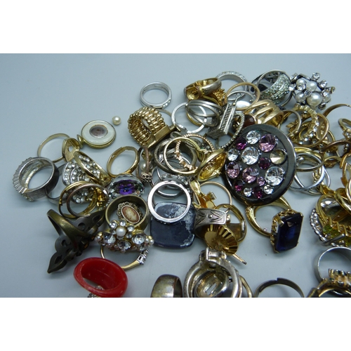 886 - A collection of costume rings